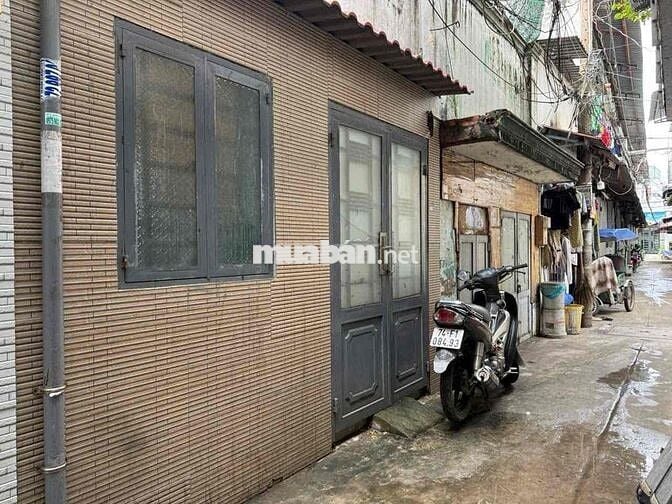 BÁN NHÀ 6,4x6,3  sổ Hồng riêng 2ty980