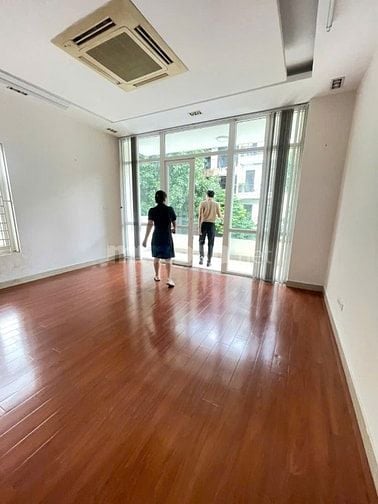 Cho thuê nhà 75m² x 4,5T, Trần Quý Cáp,ô tô đỗ cửa, giá 18tr/th.