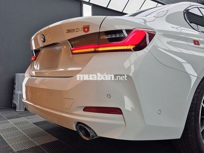 BMW 320i Sport Line model 2025 - 12000 km