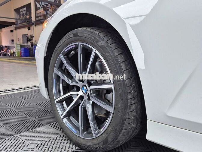 BMW 320i Sport Line model 2025 - 12000 km