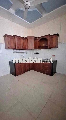 Cho thuê nhà 3 tầng (4m x 15m) có 3 phòng ngủ hẻm 5m gần chợ trường