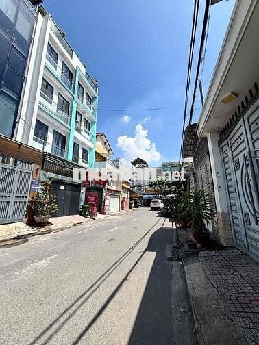 Nhà mặt tiền 4 tầng Dĩ An, 4PN,4WC, Tặng full nội Thất hơn 5 tỷ