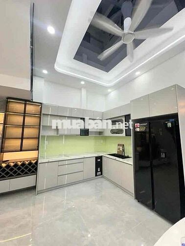 Nhà mặt tiền 4 tầng Dĩ An, 4PN,4WC, Tặng full nội Thất hơn 5 tỷ