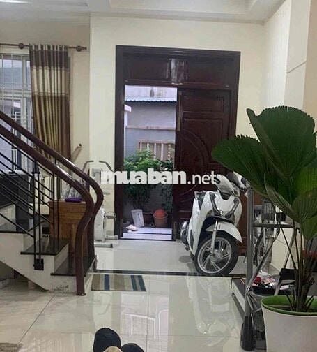 NHÀ NGÃ TƯ GA. TRỆT LẦU TUM 2PN 3WC. SÂN THƯỢNG TRỒNG RAU