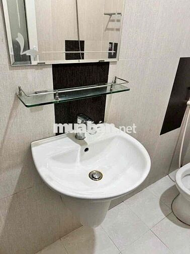 NHÀ NGÃ TƯ GA. TRỆT LẦU TUM 2PN 3WC. SÂN THƯỢNG TRỒNG RAU