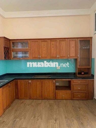 NHÀ NGÃ TƯ GA. TRỆT LẦU TUM 2PN 3WC. SÂN THƯỢNG TRỒNG RAU