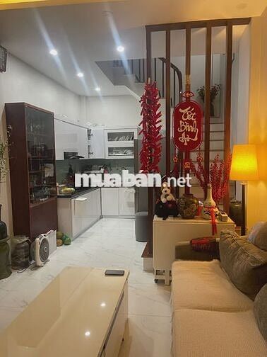 Nhà đẹp Lạc Long Quân - Tây Hồ, DT 32m2, 5 tầng, 3P. ngủ (11 tỷ) Nhà đẹp Lạc Long Quân - Tây Hồ, DT 32m2, 5 tầng, 3P. ngủ (11 tỷ)