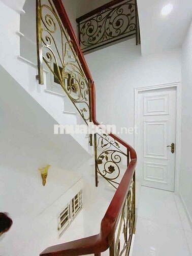 CHO THUÊ MỚI ĐẸP , PHÚ NHUẬN , SÁT QUẬN 1 , 4 tầng , 4 phòng , 24tr/th