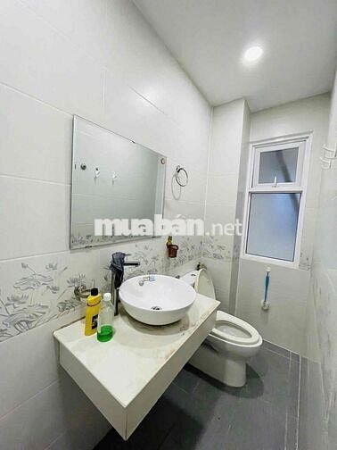 CHO THUÊ MỚI ĐẸP , PHÚ NHUẬN , SÁT QUẬN 1 , 4 tầng , 4 phòng , 24tr/th