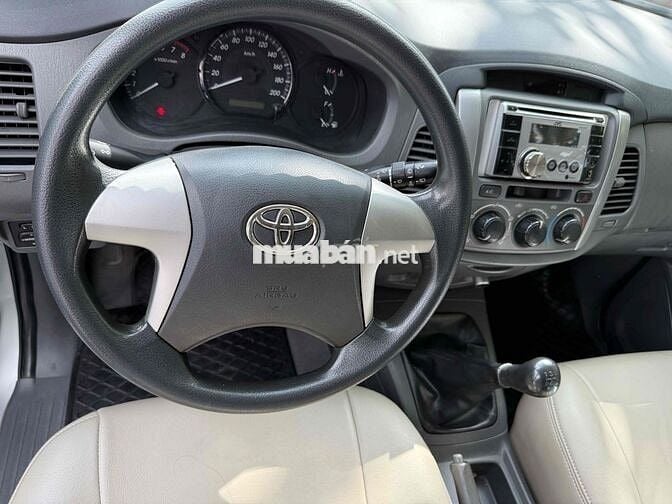 Toyota Innova 2012 E