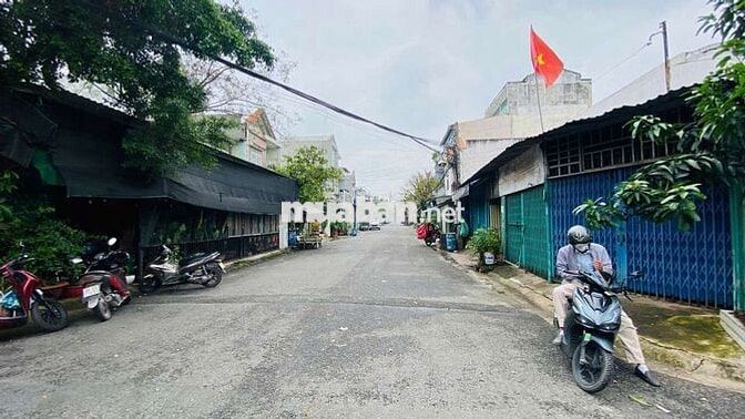 Nhà cấp 4 + 3 Phòng trọ kế bên chợ Thông Dụng và ngã tư Chiêu Liêu