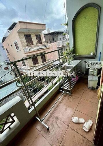 PHÒNG ĐẸP ĐẦY ĐỦ TIỆN NGHI CÓ BAN CÔNG DÀNH CHO NỮ