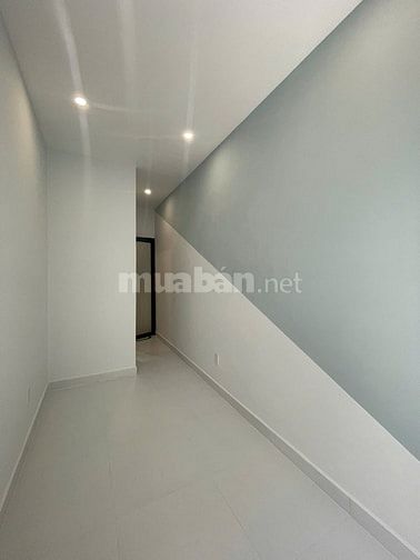 Nhà Tân bình giá rẻ , lạc long quân , ngang 2 dài 8 , 3 lầu , HC đủ