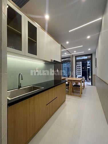 Nhà Tân bình giá rẻ , lạc long quân , ngang 2 dài 8 , 3 lầu , HC đủ