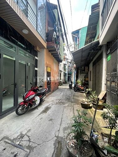 Nhà Tân bình giá rẻ , lạc long quân , ngang 2 dài 8 , 3 lầu , HC đủ