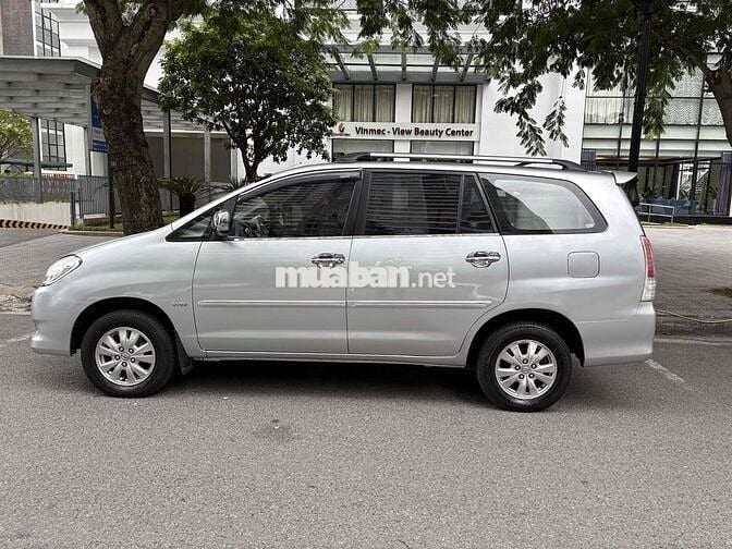 Toyota Innova 2009 G - 100000 km