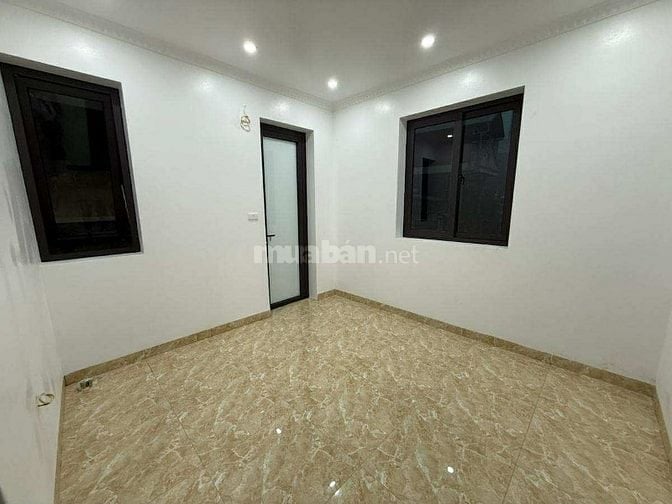 Nhà trong hẻm nhưng rất gần mặt đường cách mặt đường 10m