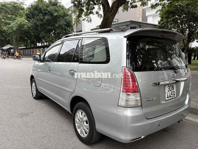 Toyota Innova 2009 G - 100000 km