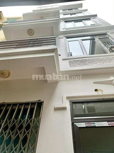 Nhà trong hẻm nhưng rất gần mặt đường cách mặt đường 10m