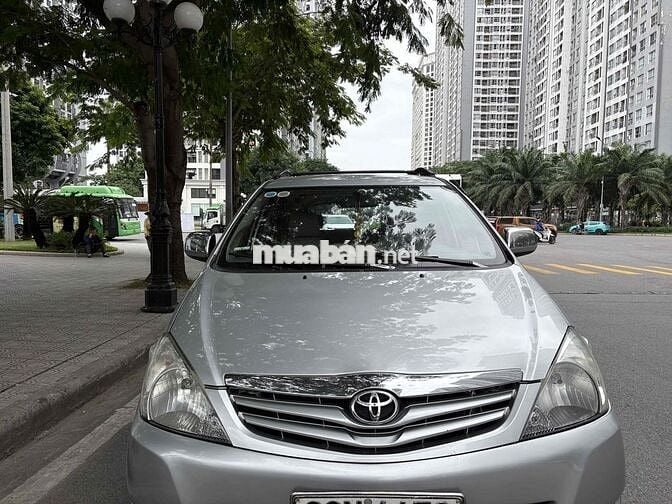 Toyota Innova 2009 G - 100000 km