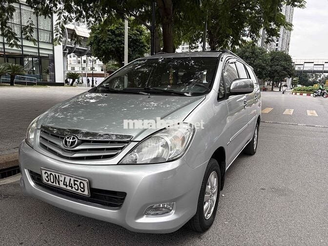 Toyota Innova 2009 G - 100000 km