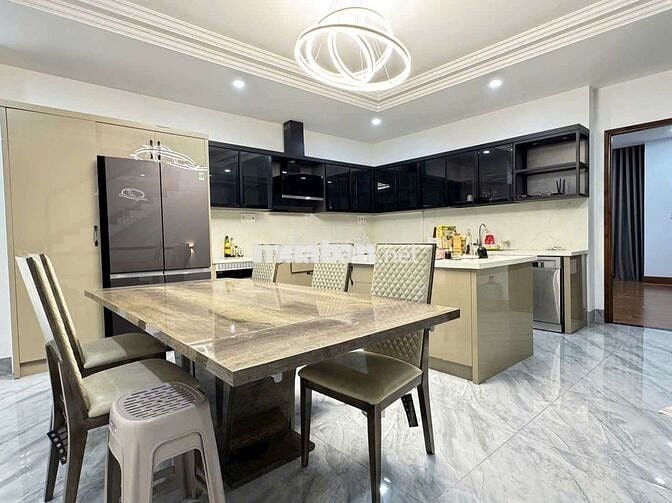 CHO THUÊ NHÀ ĐƯỜNG NGUYỄN MINH HOÀNG 7X20M 1 HẦM 4 TẦNG