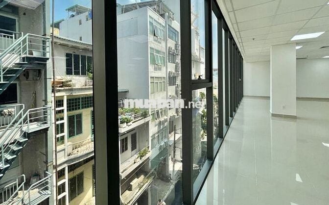 Văn phòng 386m², gần sân bay, Pantry riêng từng tầng