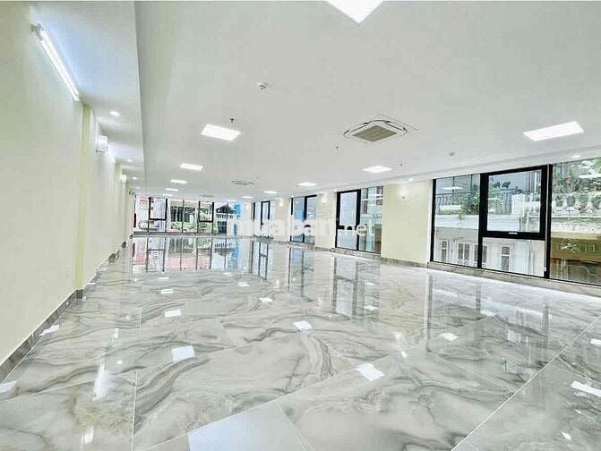 Cho thuê văn phòng tại Láng Hạ 180m2 giá 28t view full kính mới keng
