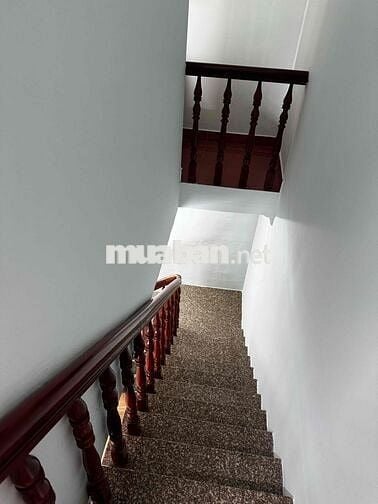 cho thuê gấp nhà diện tích rộng dọn vào ở ngay