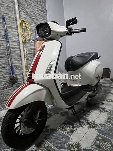 Xe máy Piaggio Vespa Sprint 150 ABS trắng