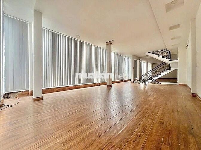 GÓC 2 MT - 735A Lạc Long Quân, P.10, Q.TB - Thang Máy - Sàn Suốt