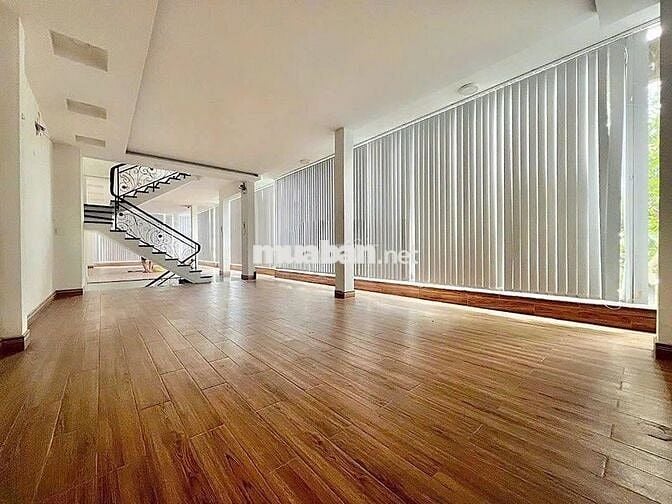 GÓC 2 MT - 735A Lạc Long Quân, P.10, Q.TB - Thang Máy - Sàn Suốt