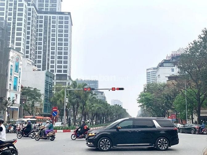 Mặt Phố cách Hồ Tây 500m, chuẩn văn phòng hạng B+, GPXD, PCCC đầy đủ