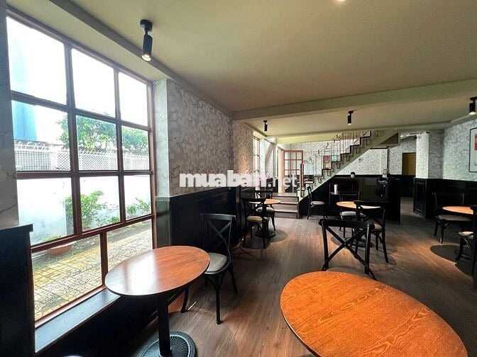 Nhà trống nhận ngay kiểu cổ trung tâm Q1 - Đẹp như hình giá chỉ 6x !!!