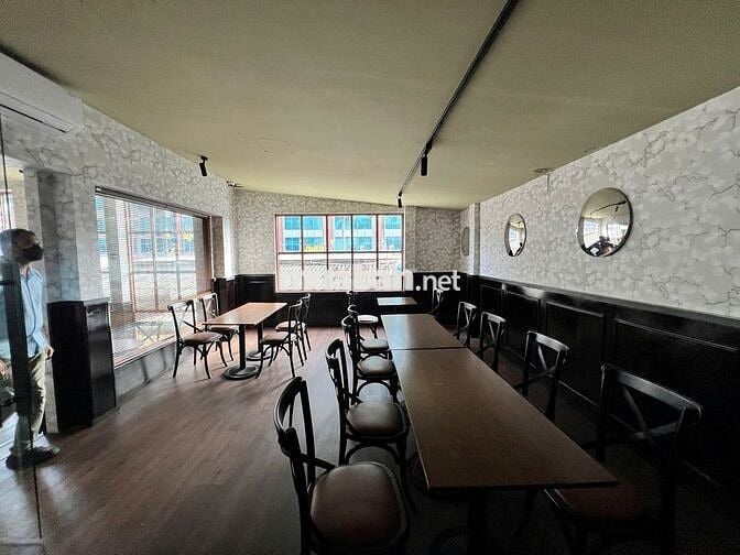 Nhà trống nhận ngay kiểu cổ trung tâm Q1 - Đẹp như hình giá chỉ 6x !!!