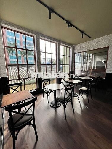 Nhà trống nhận ngay kiểu cổ trung tâm Q1 - Đẹp như hình giá chỉ 6x !!!