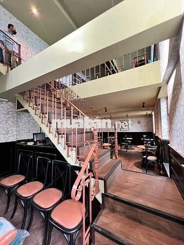 Nhà trống nhận ngay kiểu cổ trung tâm Q1 - Đẹp như hình giá chỉ 6x !!!