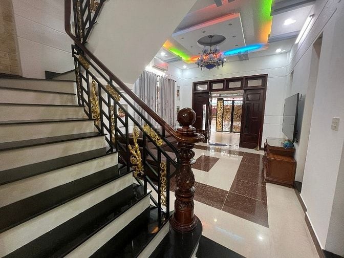 Bán nhà 3 lầu giá 13 tỷ đường 39 phường Bình Trưng TPHCM.