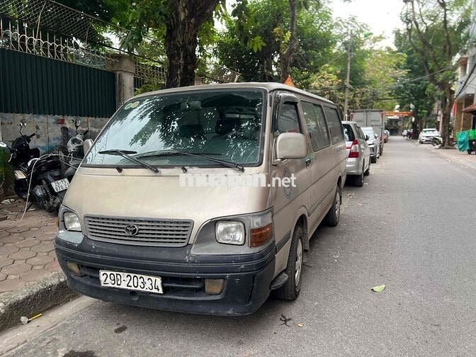 Toyota hiace tải van 6 chỗ 800kg có điều hoà mát