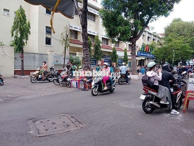 Cho thuê mặt bằng khu ăn uống đối diện có trường học