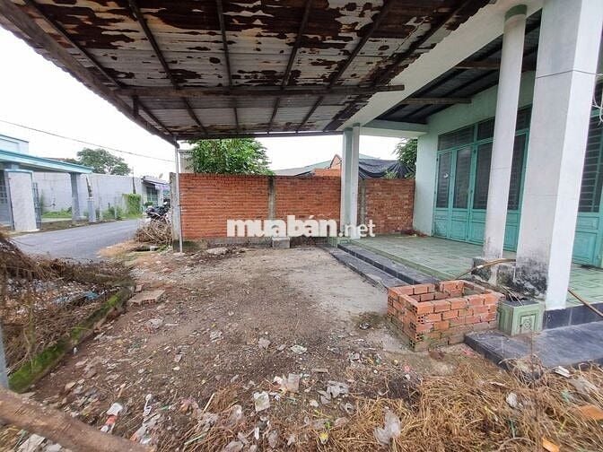 Nhà 2 mặt tiền nhựa. Trung tâm Trảng Bàng. 2,05 tỷ TL