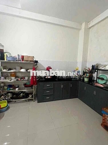 CHO THUÊ NHÀ ĐƯỜNG 8 m 1/ sẹc xe hơi vô nhà