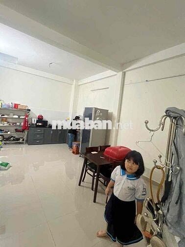 CHO THUÊ NHÀ ĐƯỜNG 8 m 1/ sẹc xe hơi vô nhà