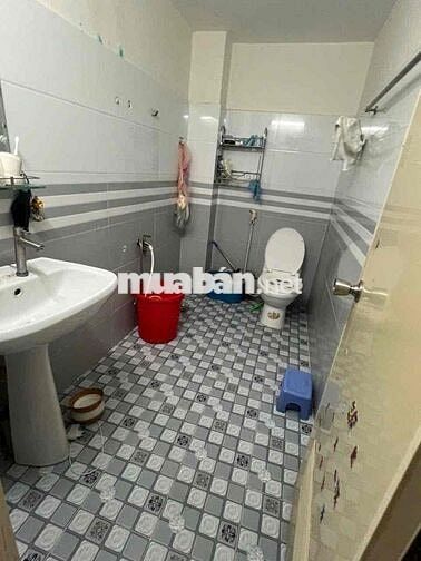 CHO THUÊ NHÀ ĐƯỜNG 8 m 1/ sẹc xe hơi vô nhà