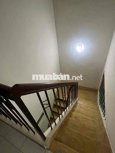 CHO THUÊ NHÀ ĐƯỜNG 8 m 1/ sẹc xe hơi vô nhà