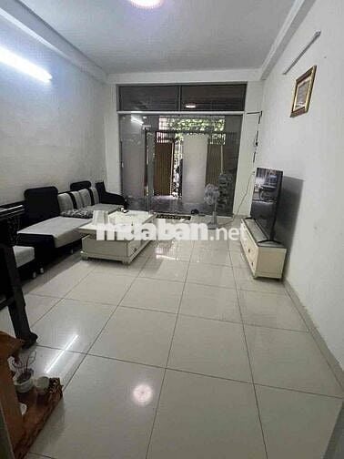 CHO THUÊ NHÀ ĐƯỜNG 8 m 1/ sẹc xe hơi vô nhà