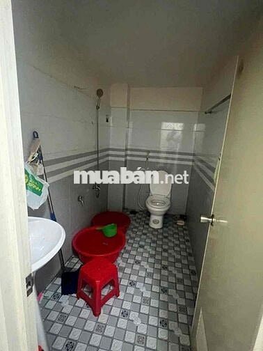 CHO THUÊ NHÀ ĐƯỜNG 8 m 1/ sẹc xe hơi vô nhà