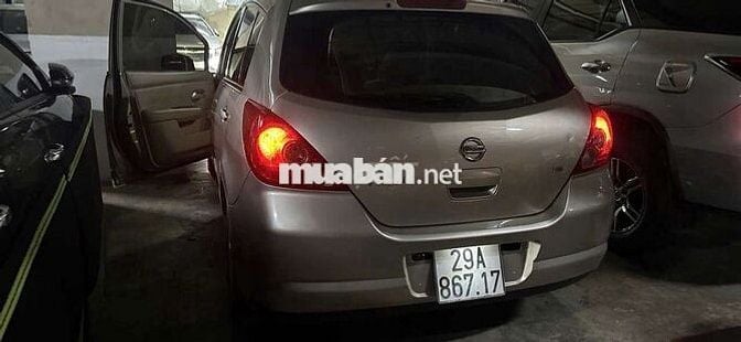 Ô tô Nissan Tiida màu vàng cát, xuất xứ Nhật