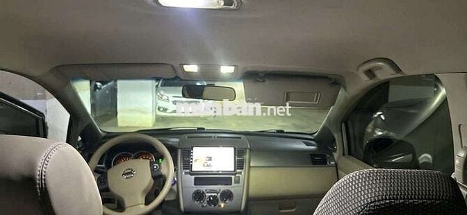 Ô tô Nissan Tiida màu vàng cát, xuất xứ Nhật