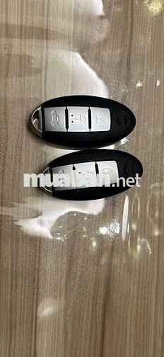 Ô tô Nissan Tiida màu vàng cát, xuất xứ Nhật